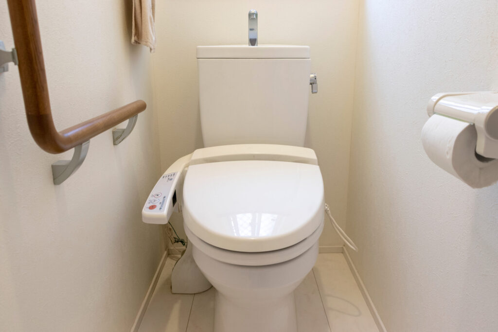 手すり付きの明るいトイレ