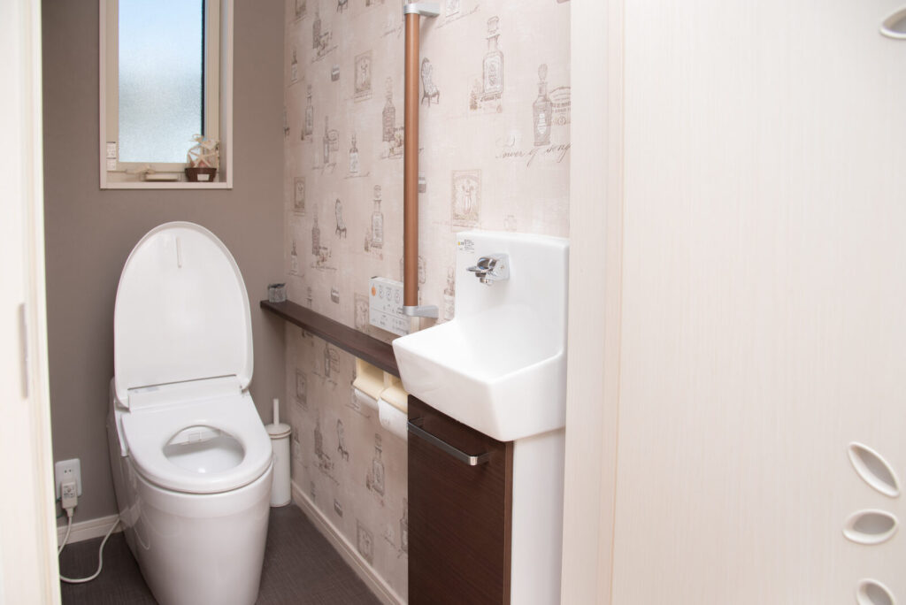 古いトイレを、掃除しやすく清潔に（デモ） 施工後