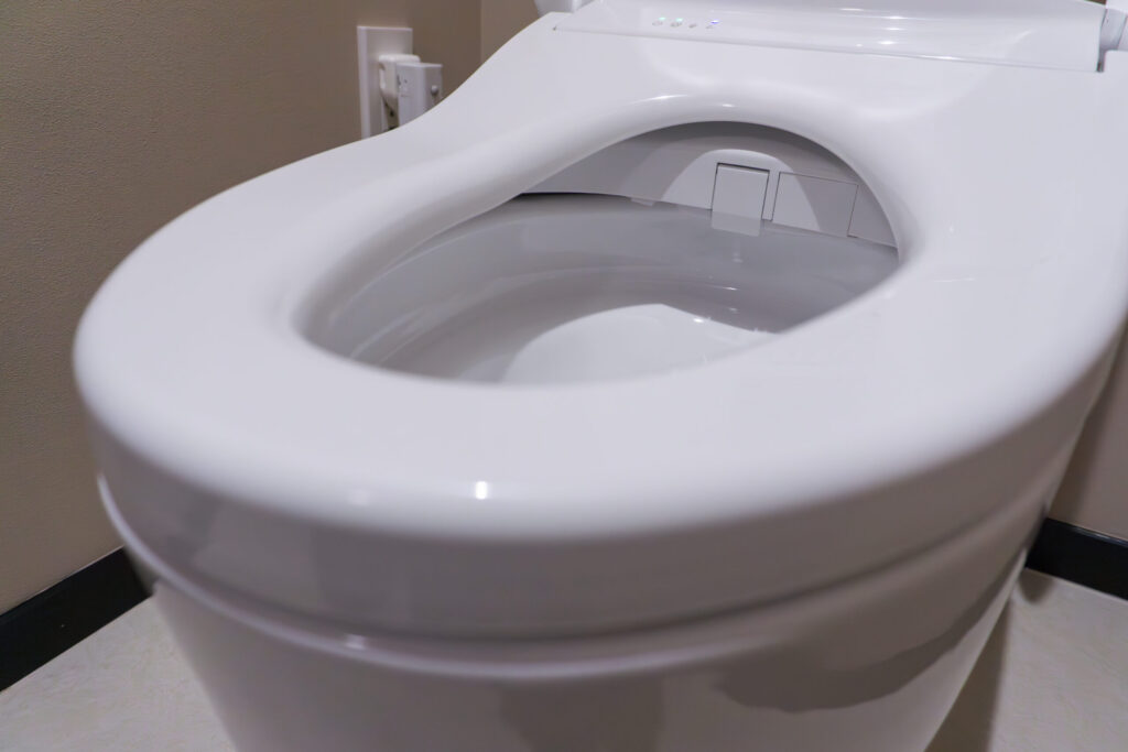 古いトイレを、掃除しやすく清潔に（デモ） 施工後