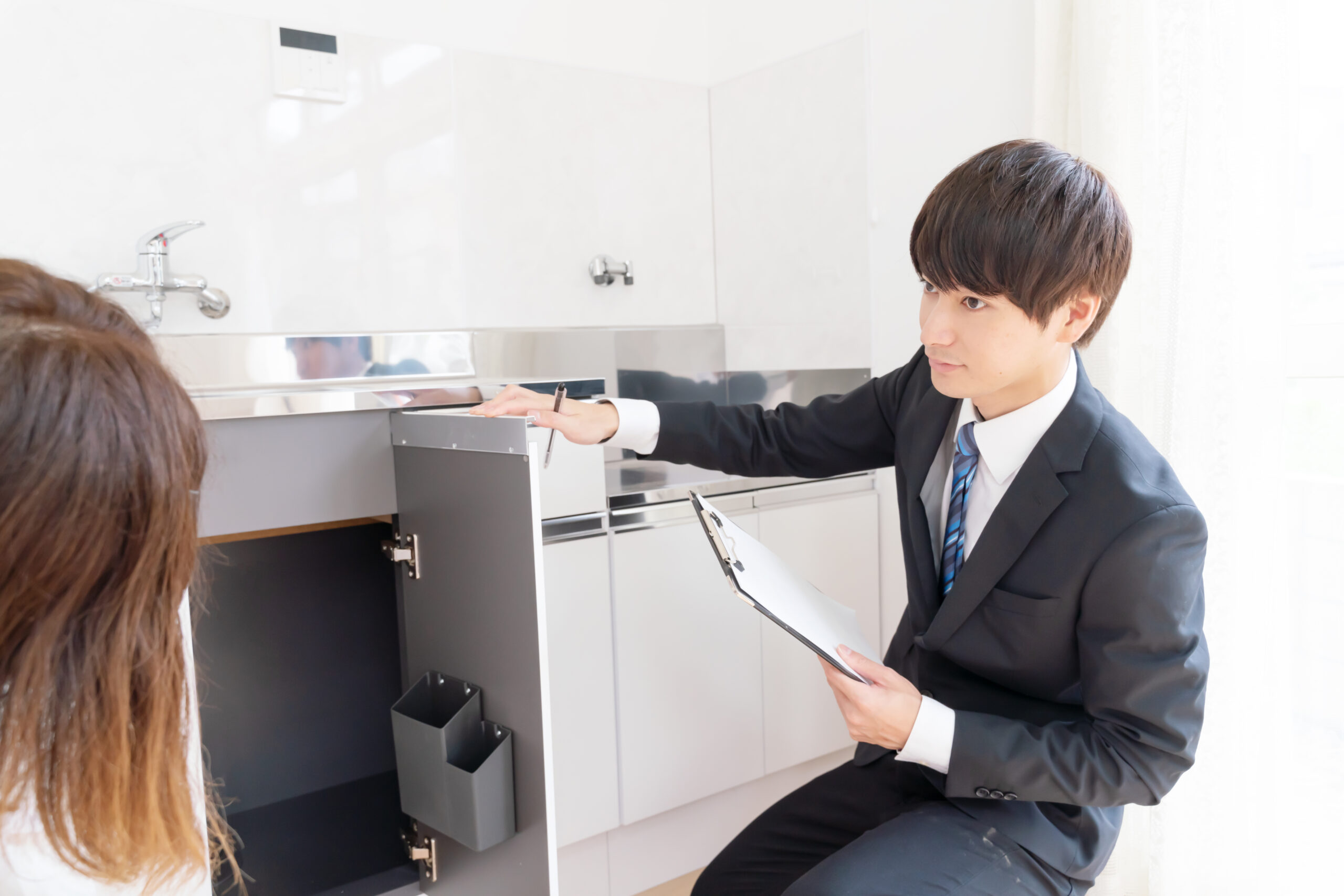 お客様のキッチンで打ち合わせをするスタッフ