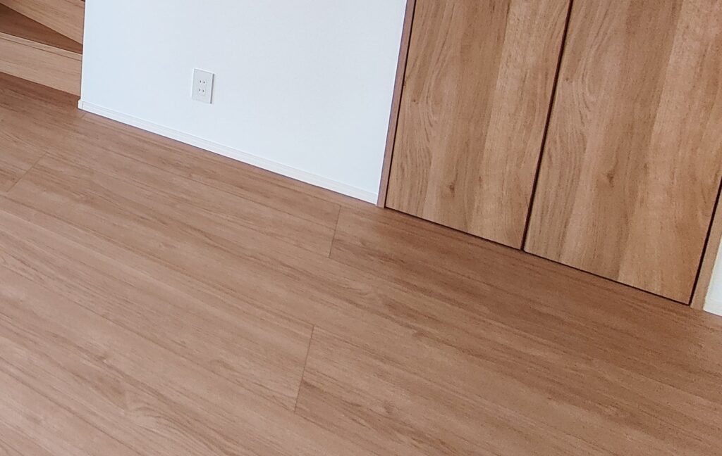 床材と巾木を仕上げる