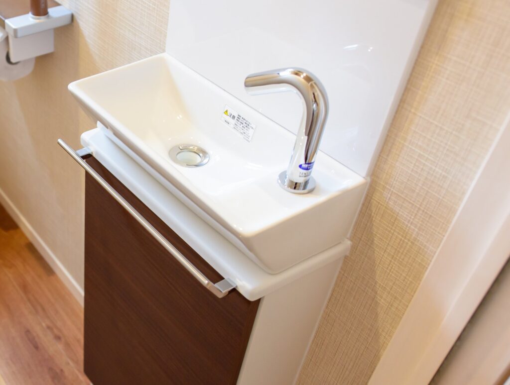 古いトイレを、掃除しやすく清潔に（デモ） 施工後