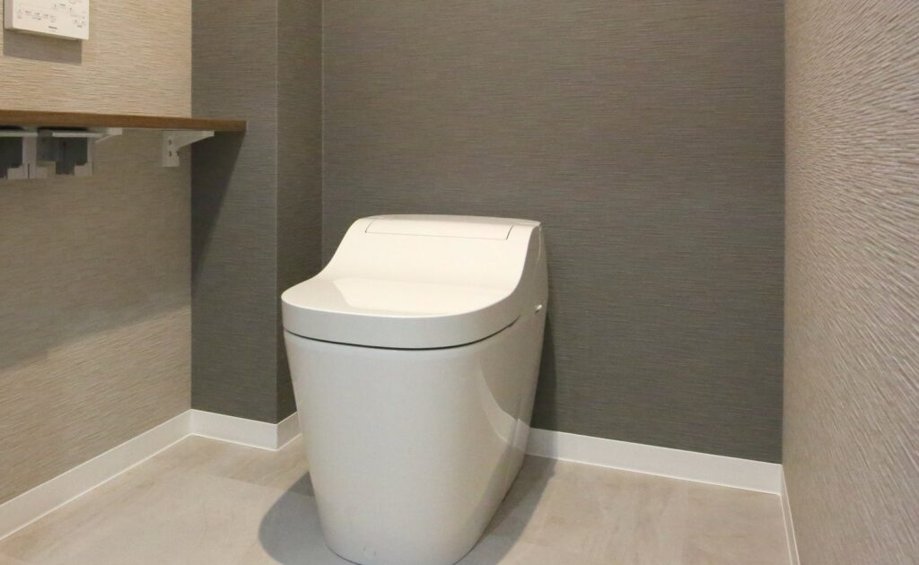 古いトイレを、掃除しやすく清潔に（デモ） 施工後