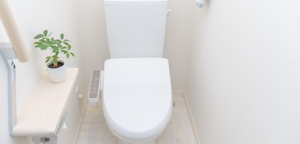 古いトイレを、掃除しやすく清潔に（デモ） 施工後