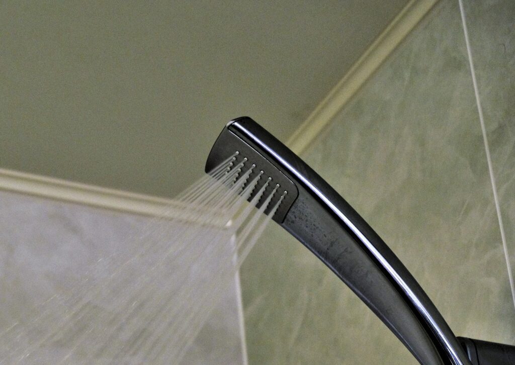 シャワーと水栓を、座ったままでも届く高さに