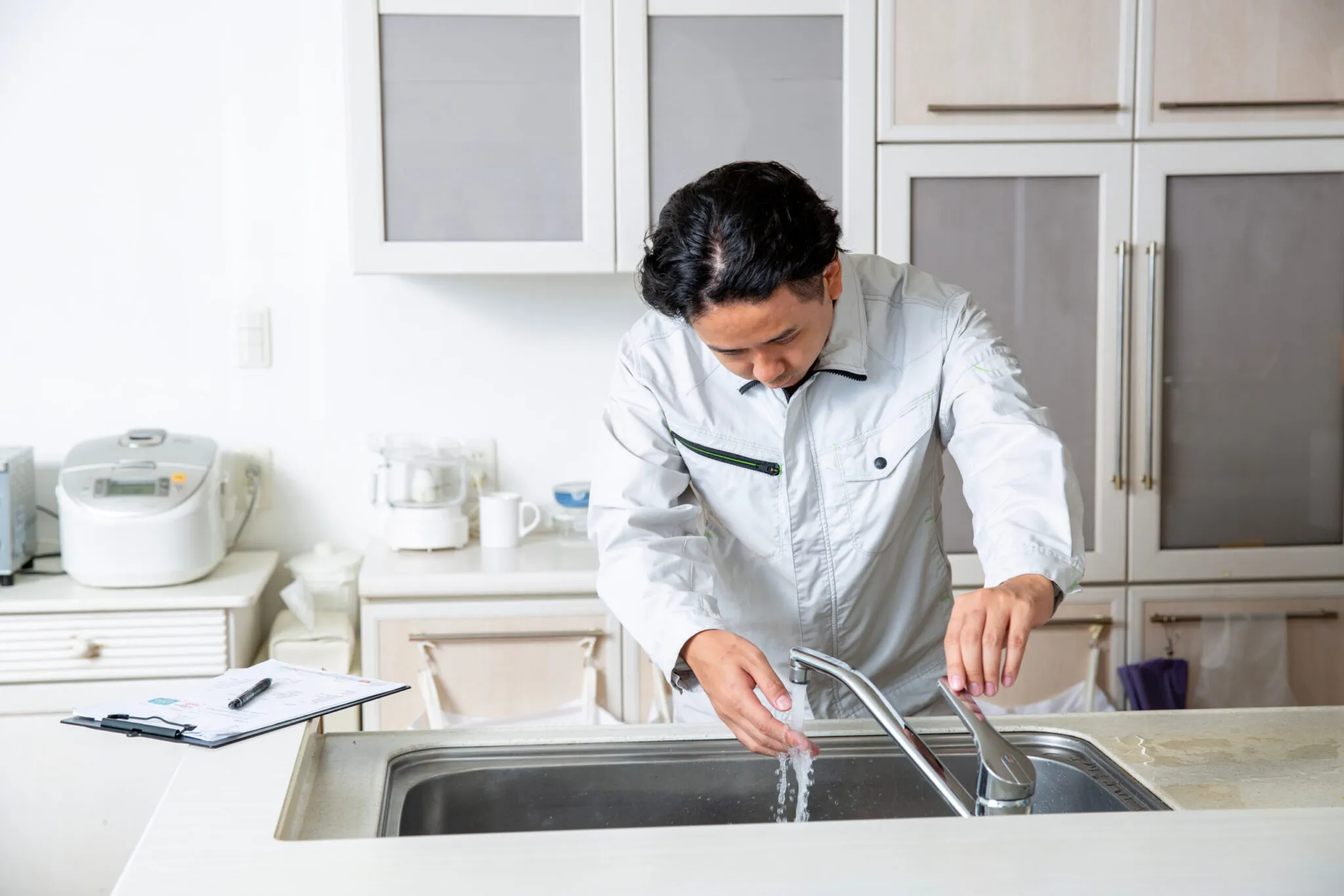 現地調査の様子。水まわりの状態を確認しています。