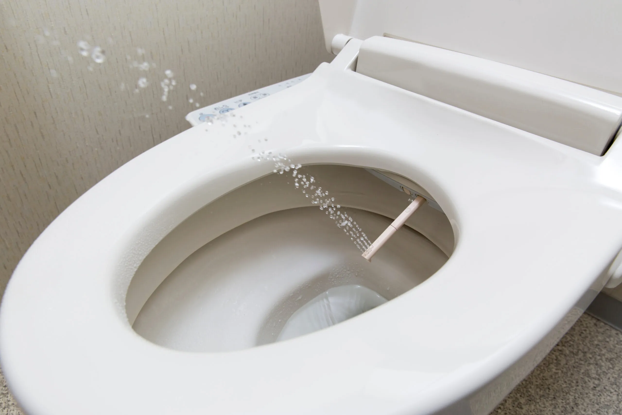 節水型トイレの洗浄シーン